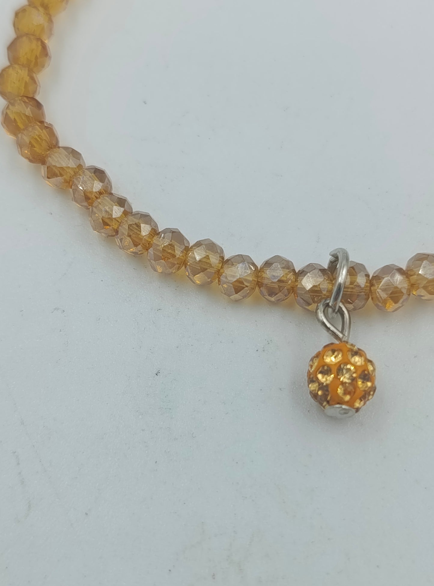 Funkelndes elastisches Armband mit Anhänger in Goldton