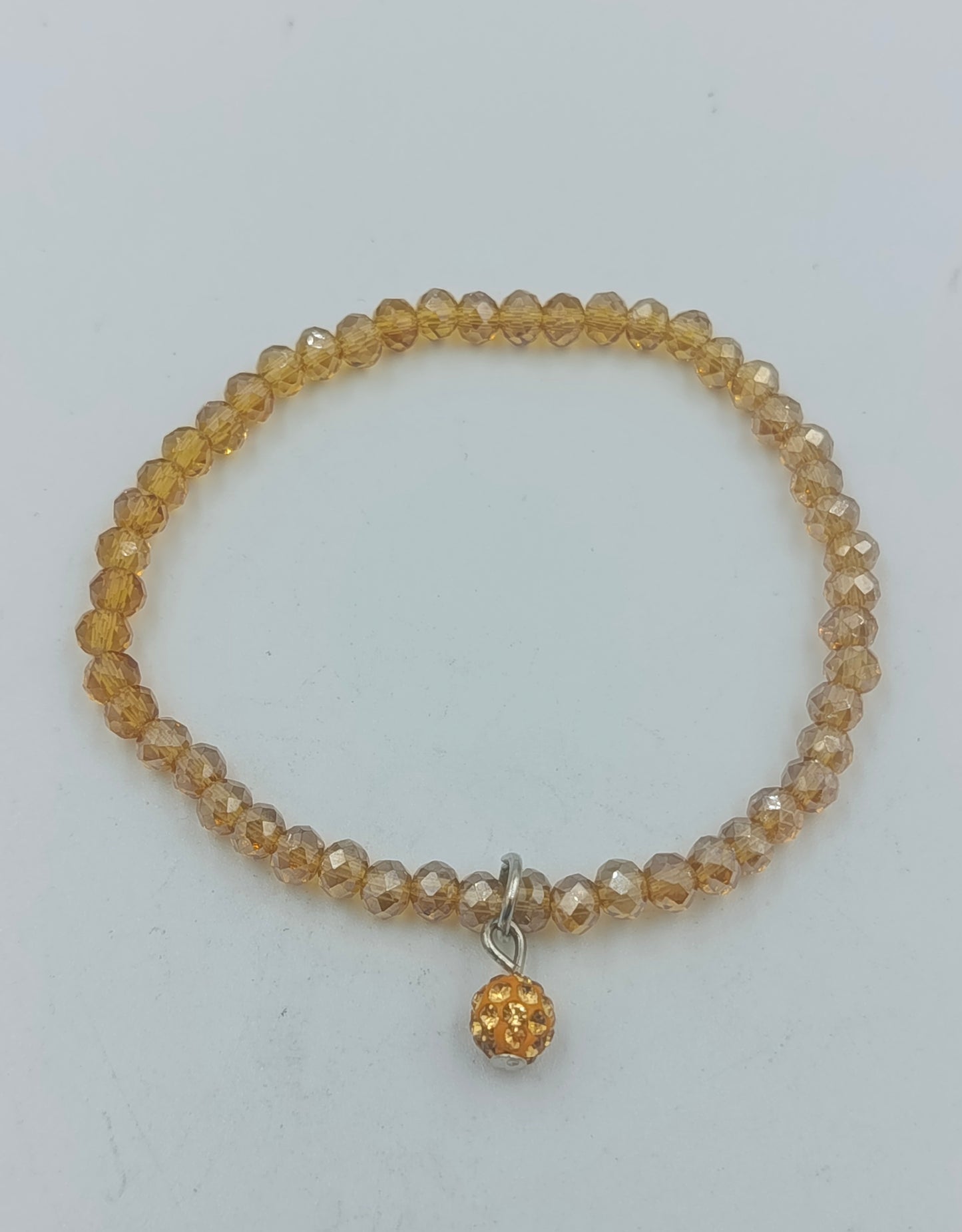 Funkelndes elastisches Armband mit Anhänger in Goldton