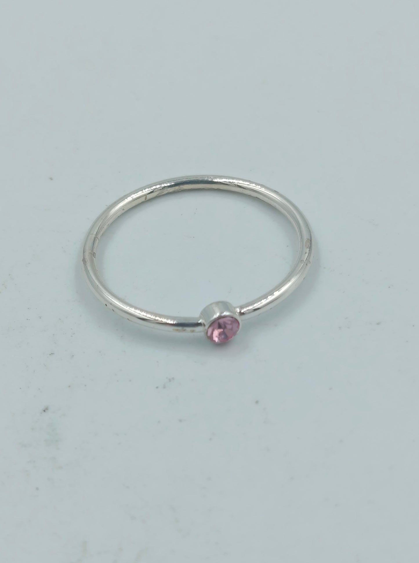 Feiner silberfarbener Ring mit rosa Stein Größe 54
