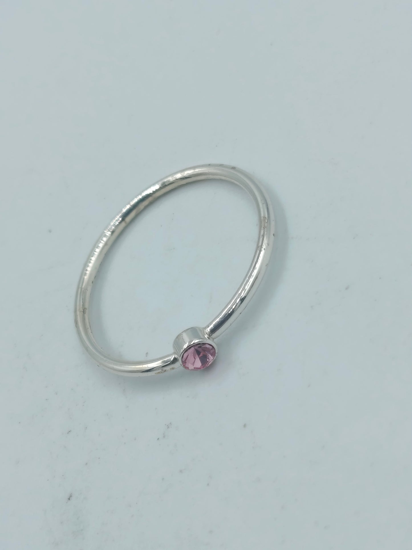 Feiner silberfarbener Ring mit rosa Stein Größe 54