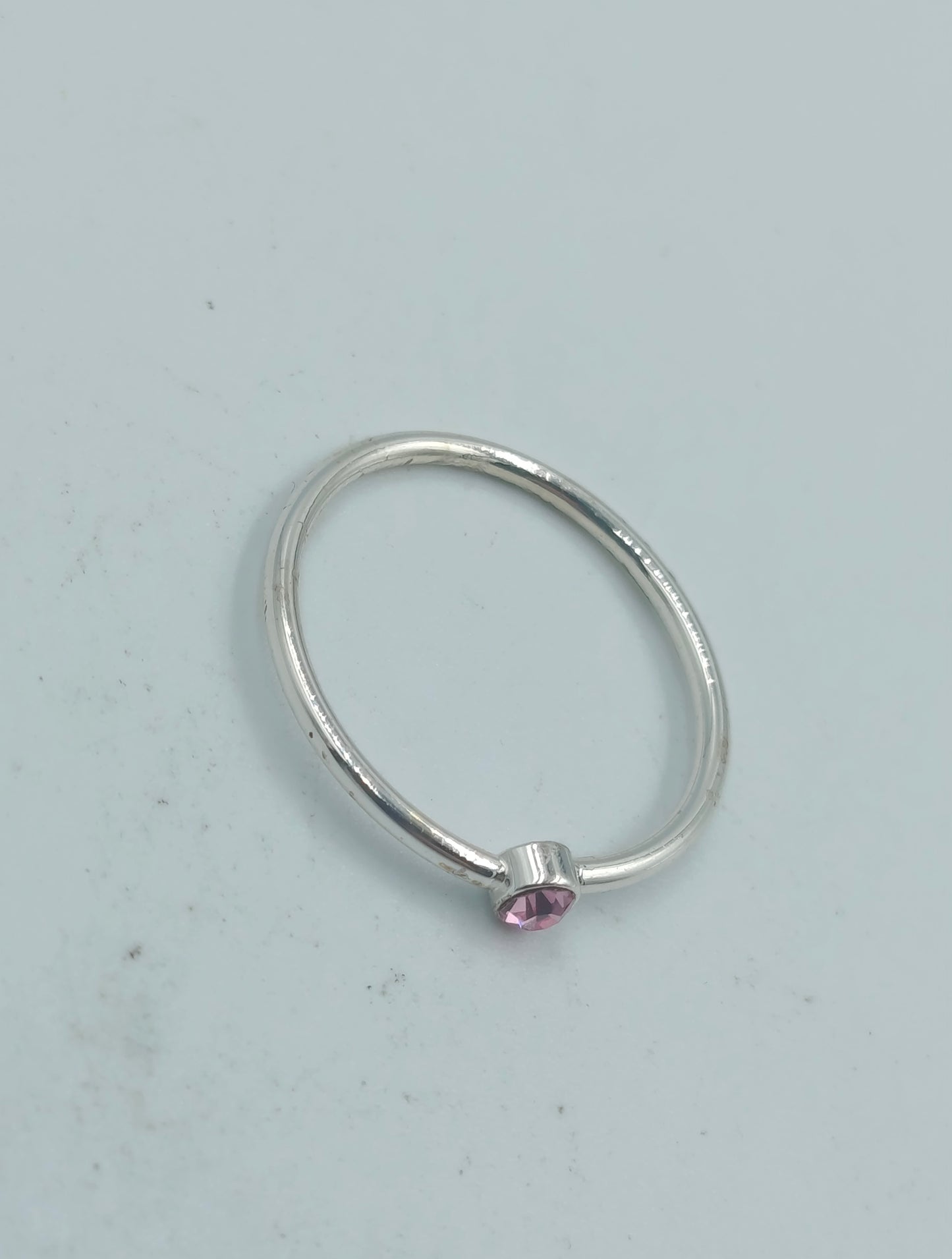 Feiner silberfarbener Ring mit rosa Stein Größe 54