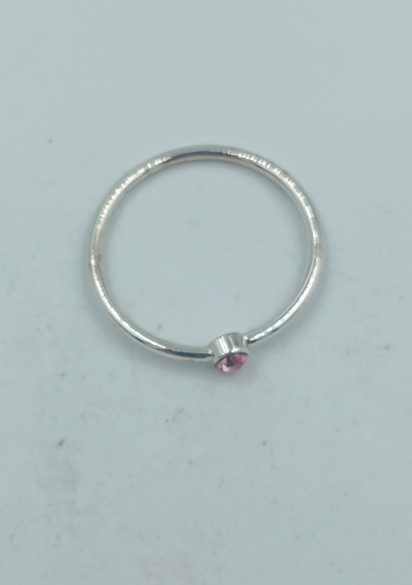 Feiner silberfarbener Ring mit rosa Stein Größe 54