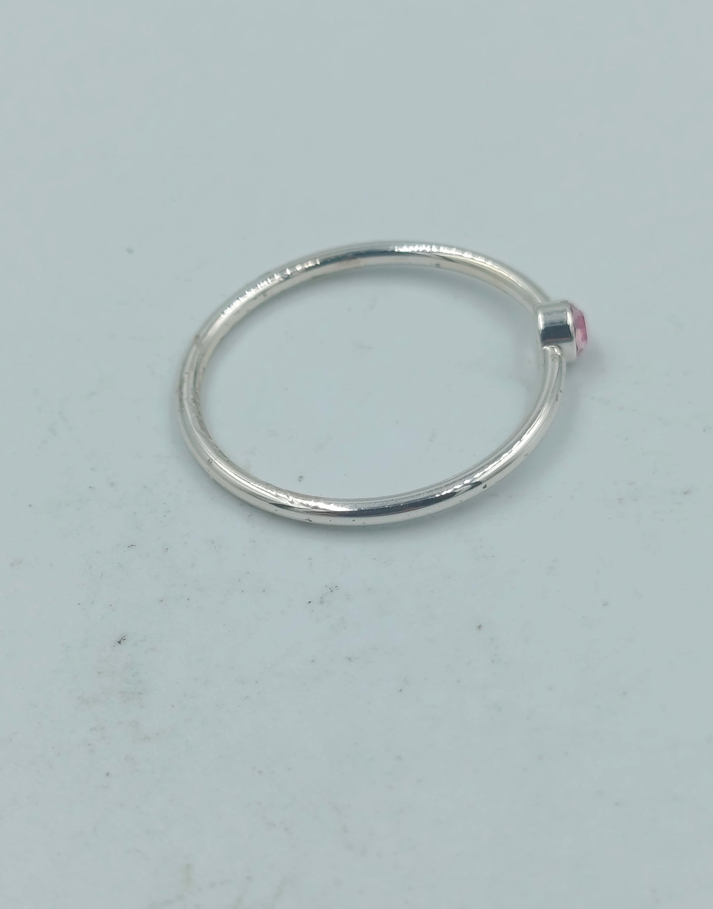 Feiner silberfarbener Ring mit rosa Stein Größe 54