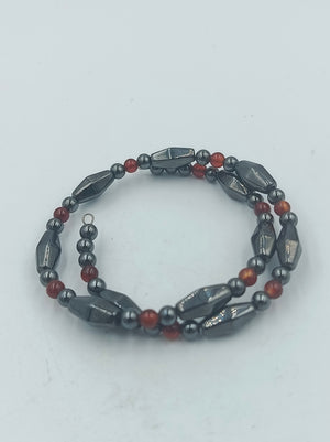 Elastisches Hämatit Armband mit roten Zierperlen
