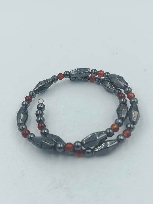 Elastisches Hämatit Armband mit roten Zierperlen