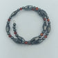 Elastisches Hämatit Armband mit roten Zierperlen