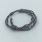 Elastisches Hämatit Armband mit roten Zierperlen