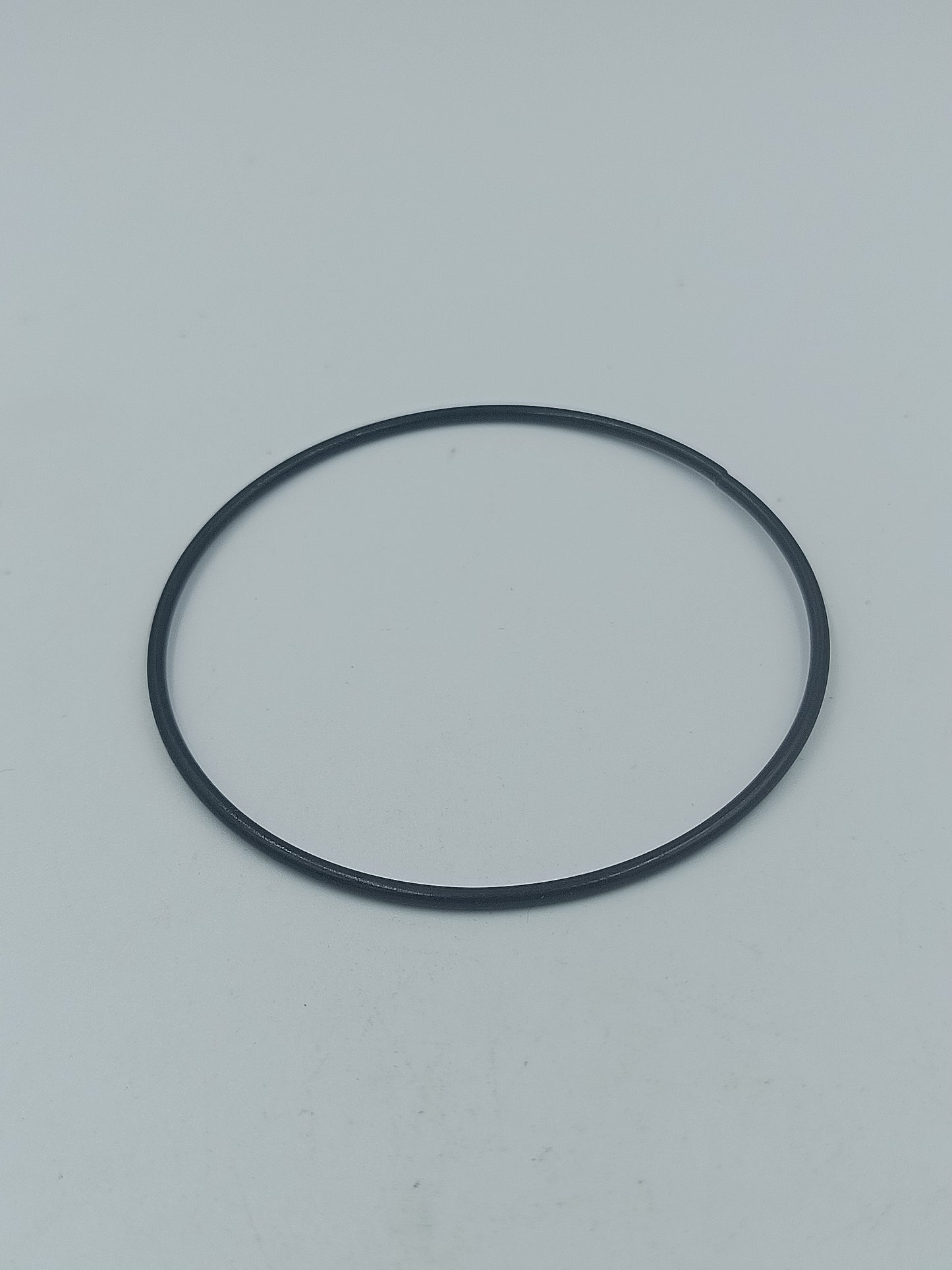 Schwarzer minimalistischer Armreif aus Metall