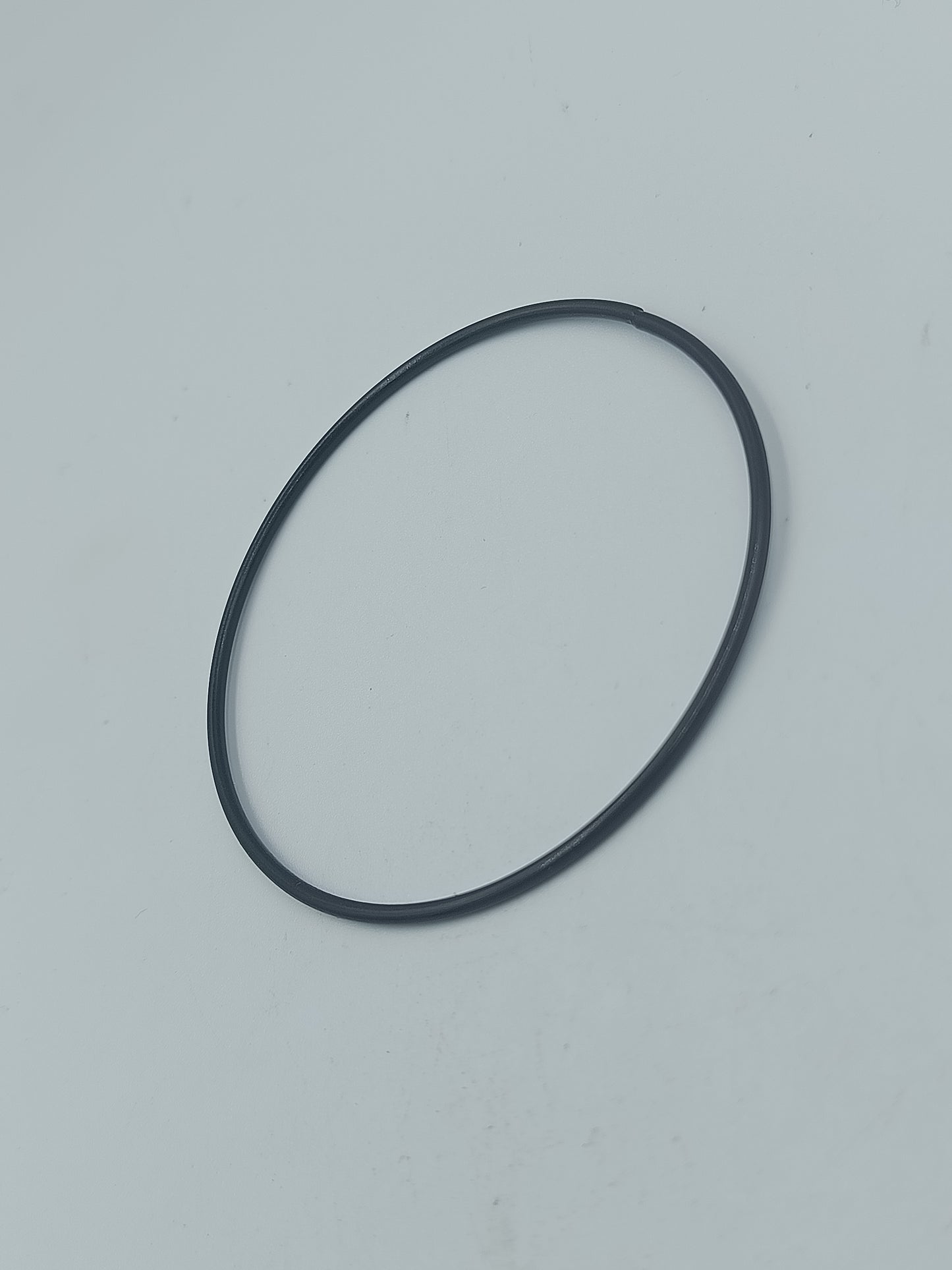 Schwarzer minimalistischer Armreif aus Metall