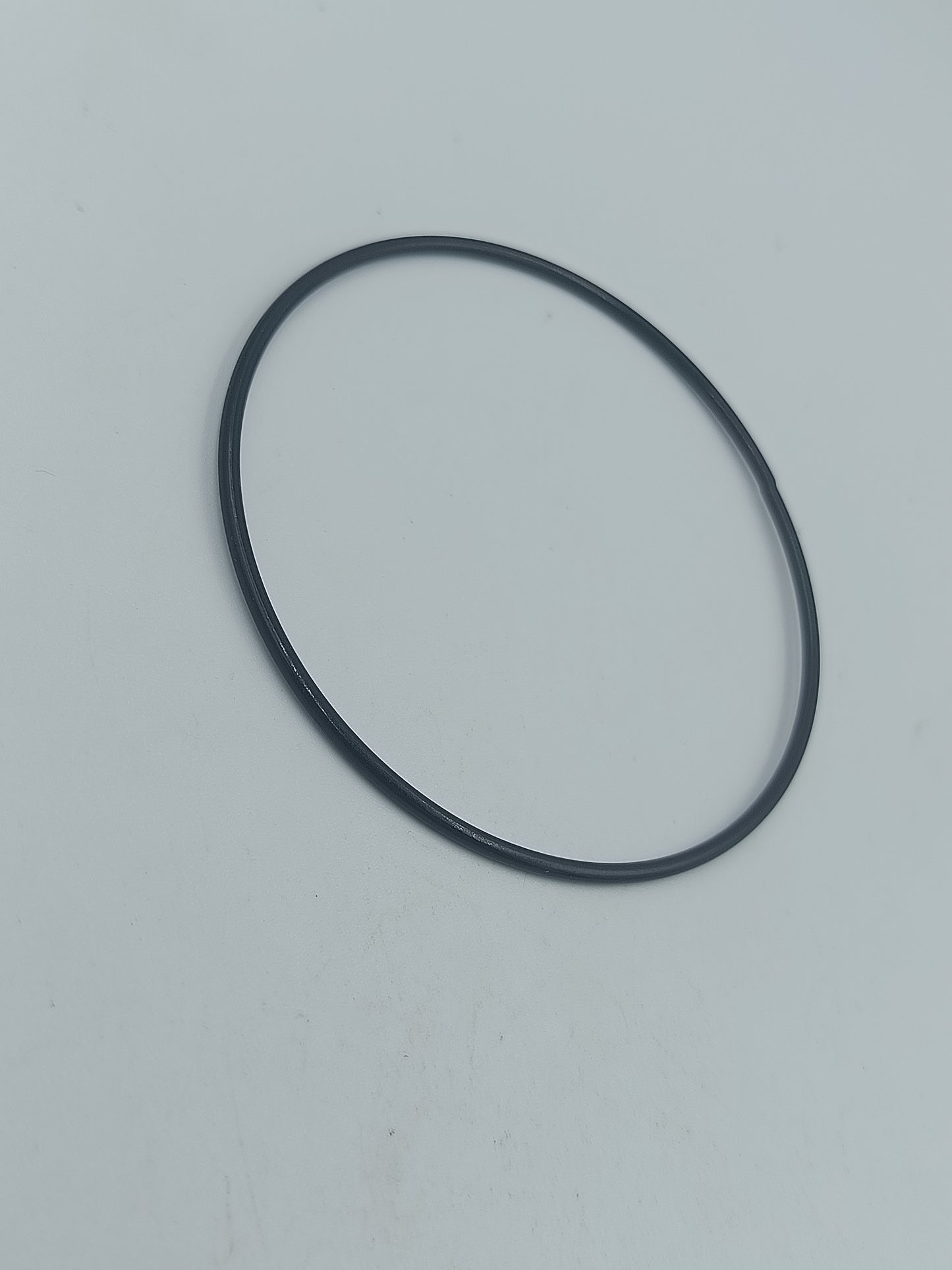 Schwarzer minimalistischer Armreif aus Metall