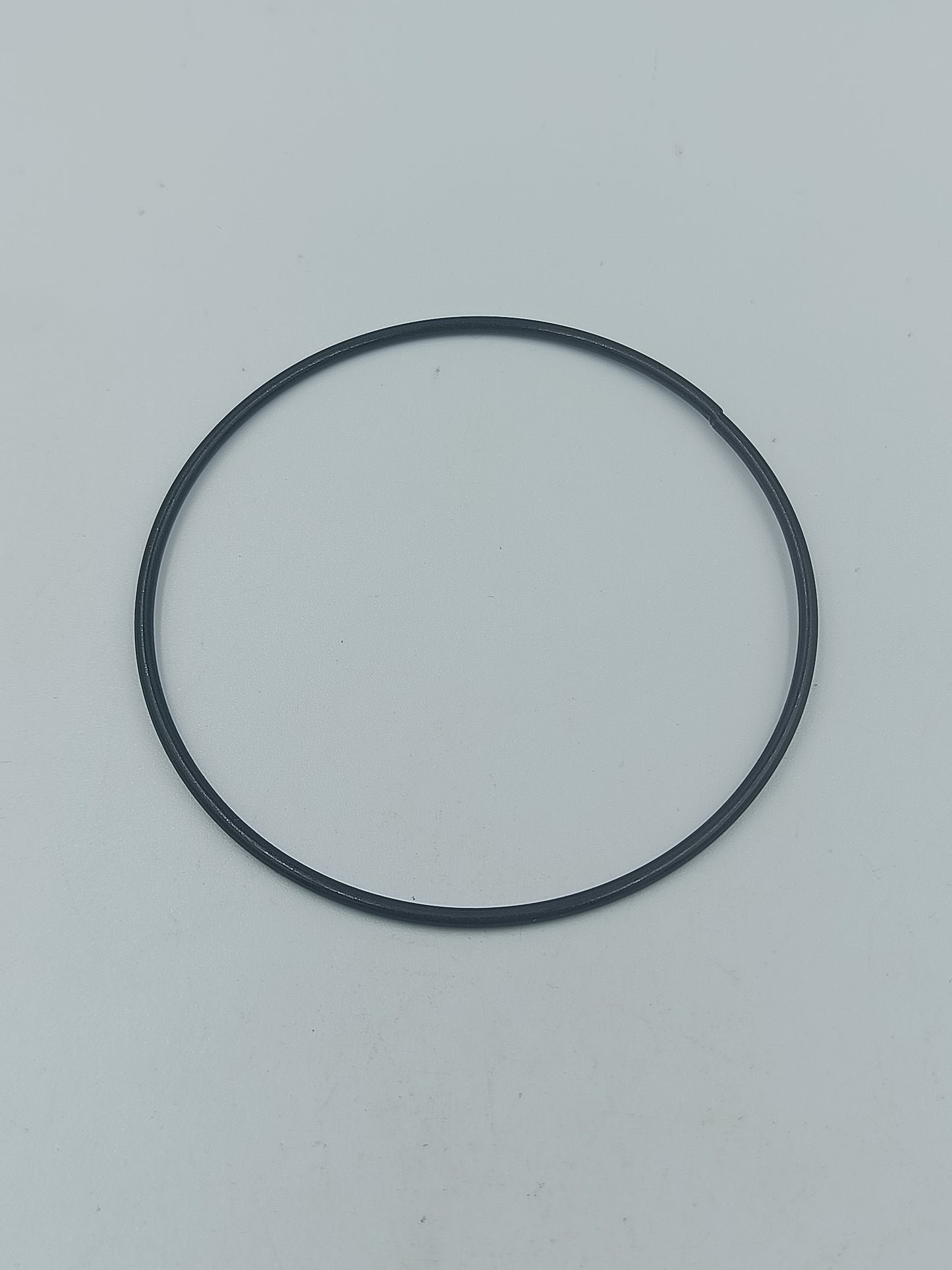 Schwarzer minimalistischer Armreif aus Metall