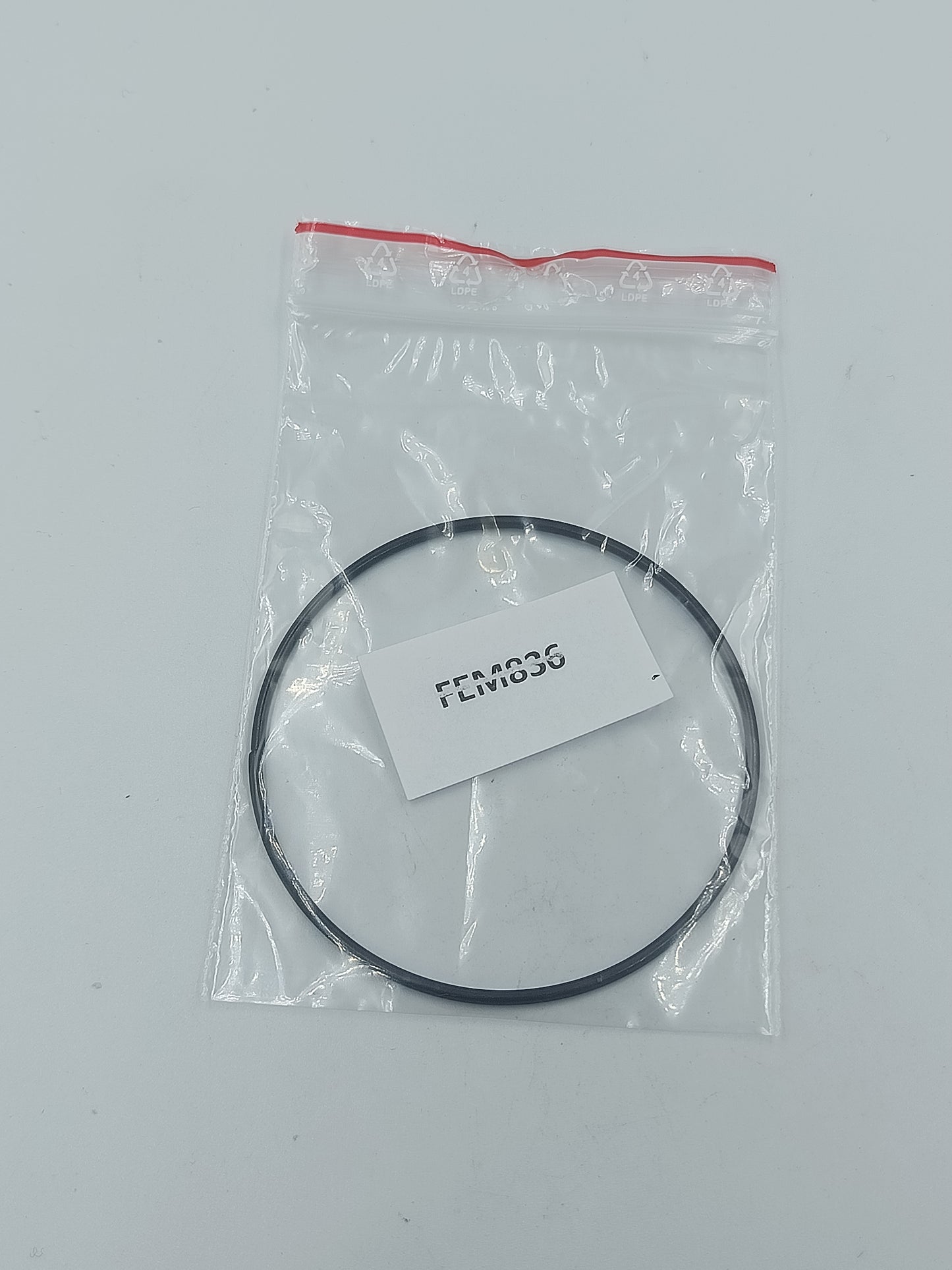 Schwarzer minimalistischer Armreif aus Metall