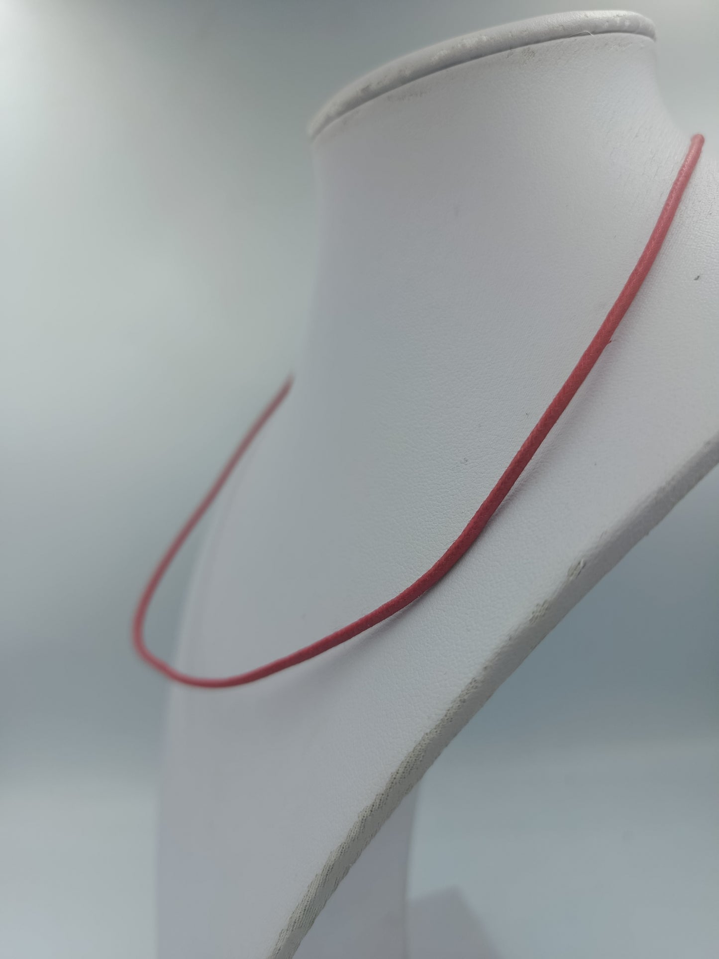 Rote Halskette mit Lederband und Metallverschluss 47cm