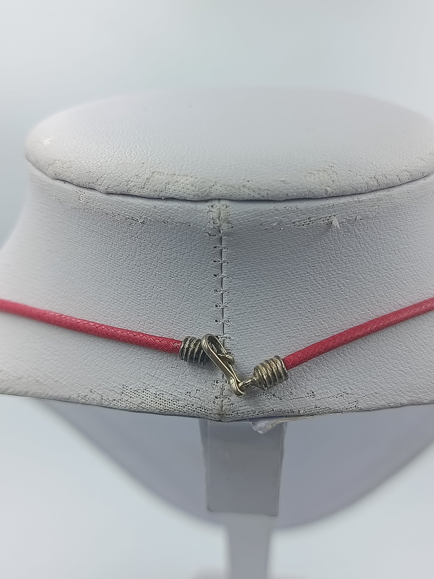 Rote Halskette mit Lederband und Metallverschluss 47cm