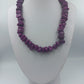 Lila Halskette mit unregelmäßigen Perlen im Naturlook