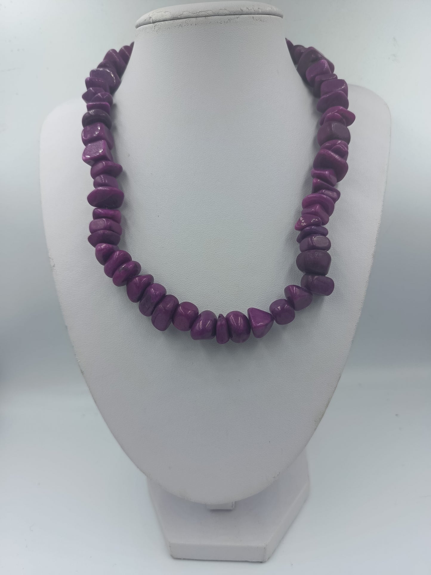 Lila Halskette mit unregelmäßigen Perlen im Naturlook