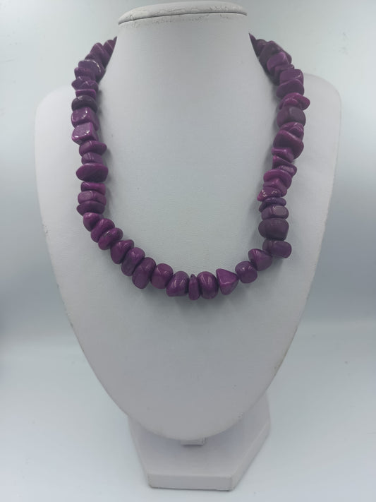 Lila Halskette mit unregelmäßigen Perlen im Naturlook