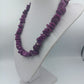 Lila Halskette mit unregelmäßigen Perlen im Naturlook