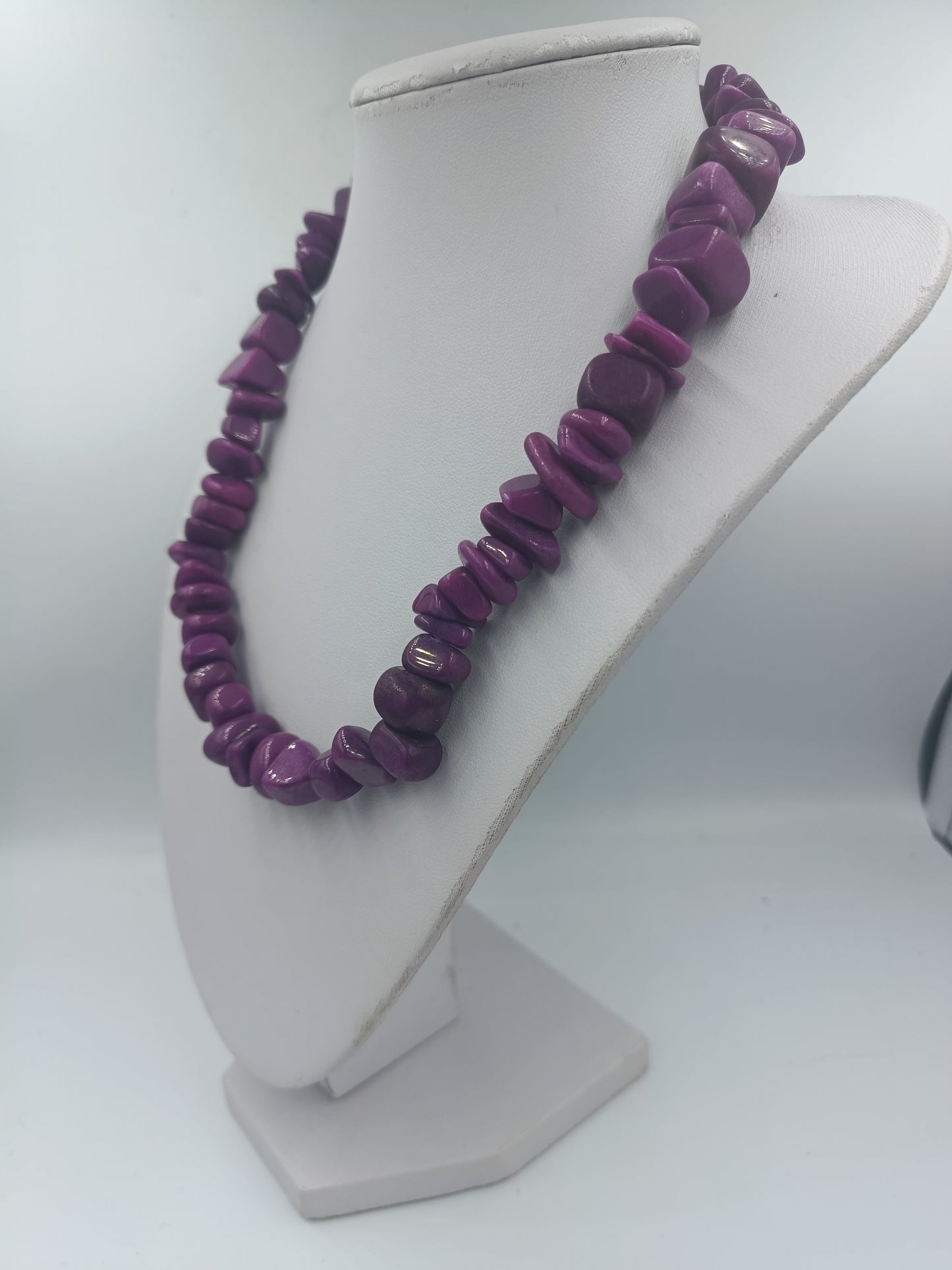 Lila Halskette mit unregelmäßigen Perlen im Naturlook