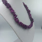 Lila Halskette mit unregelmäßigen Perlen im Naturlook