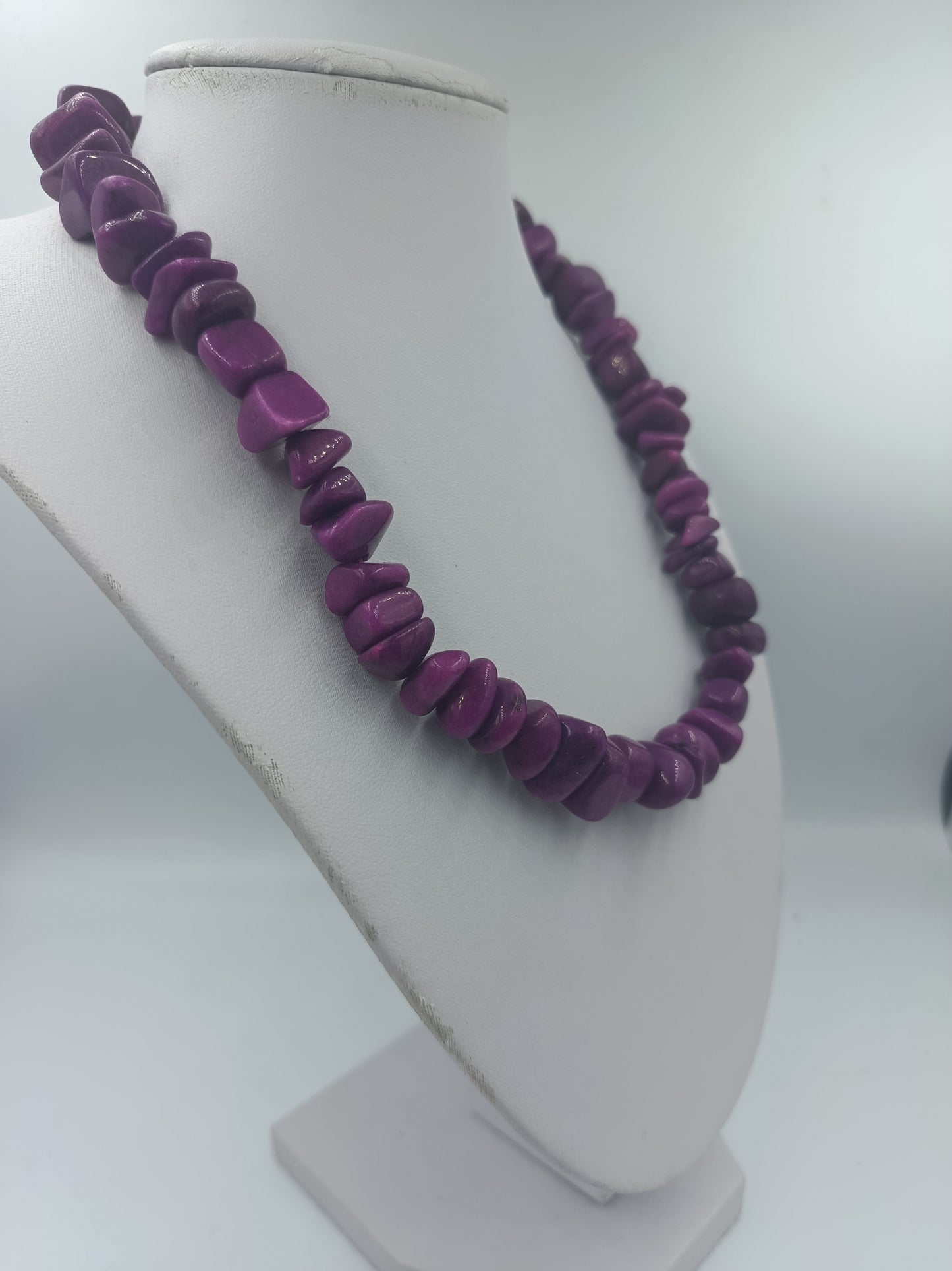 Lila Halskette mit unregelmäßigen Perlen im Naturlook