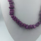 Lila Halskette mit unregelmäßigen Perlen im Naturlook