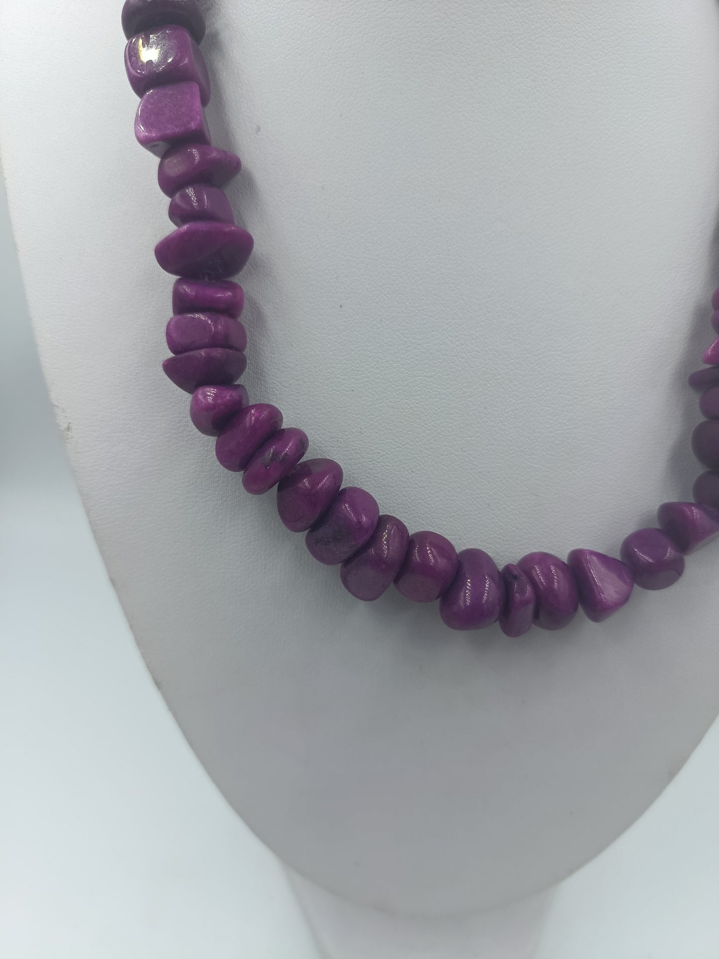 Lila Halskette mit unregelmäßigen Perlen im Naturlook