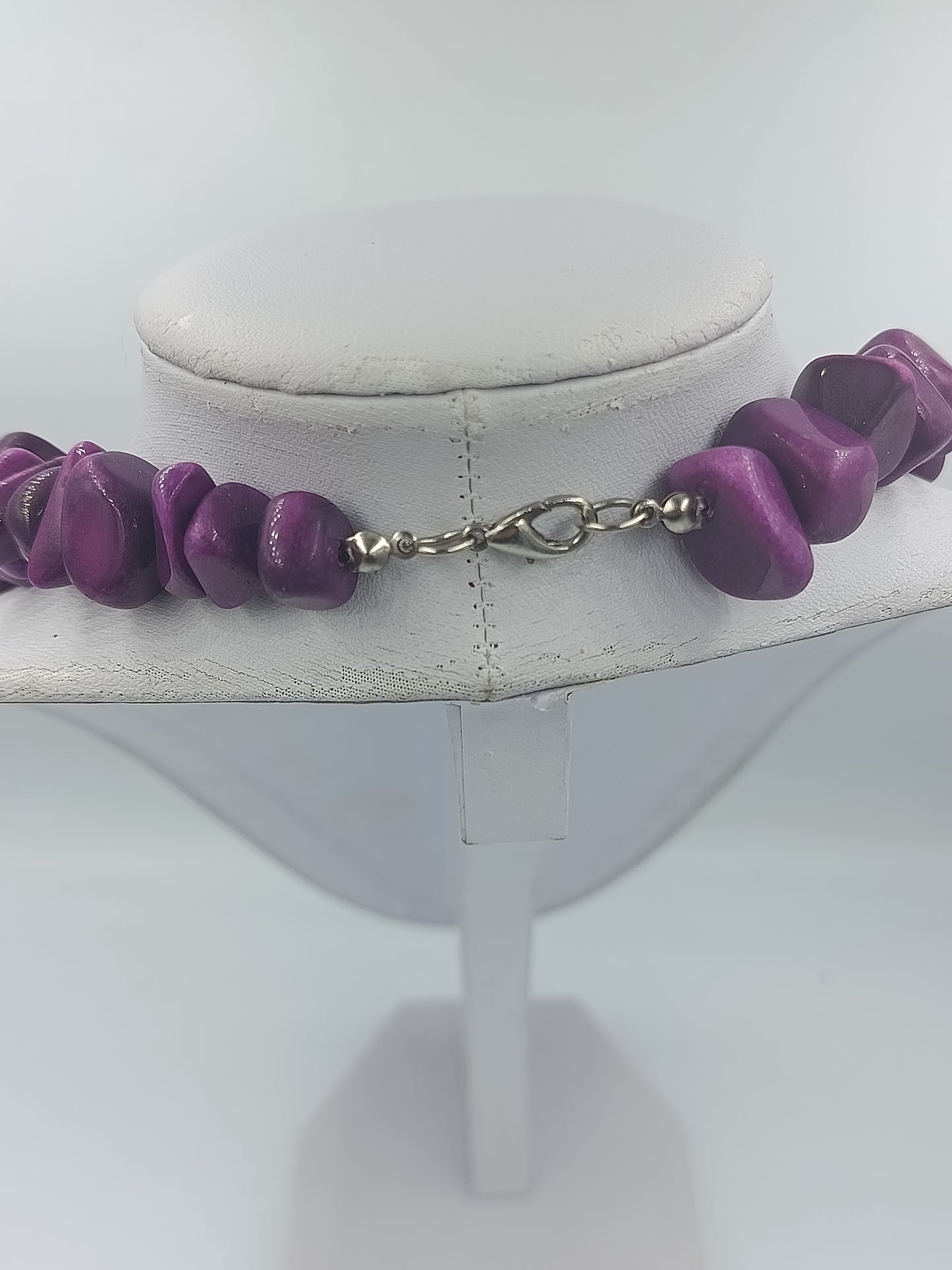 Lila Halskette mit unregelmäßigen Perlen im Naturlook