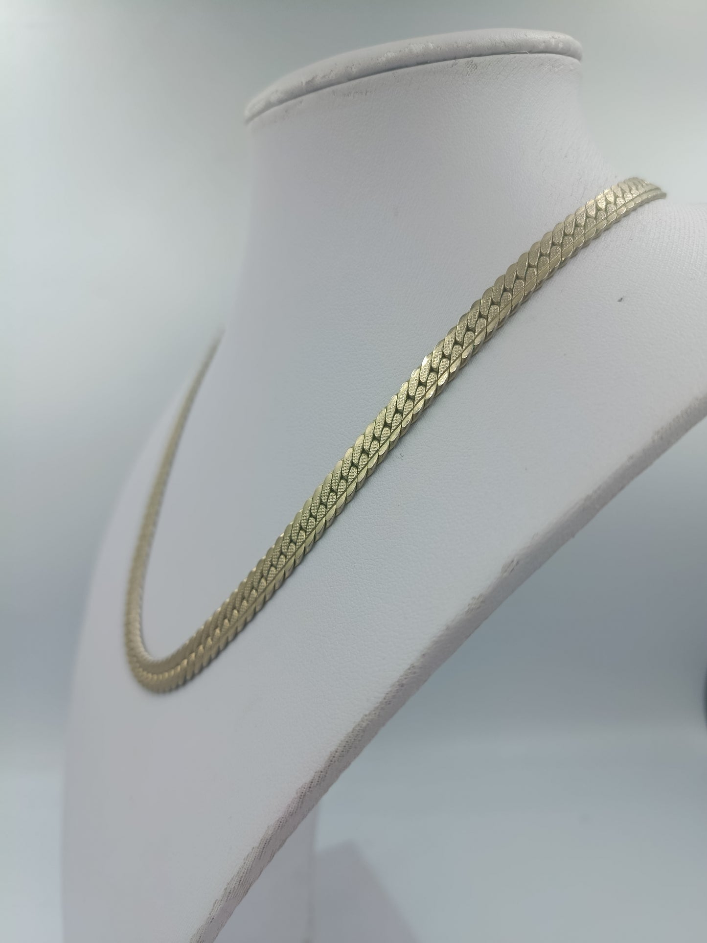 Vergoldete Halskette im Schlangen Design mit Strukturmuster