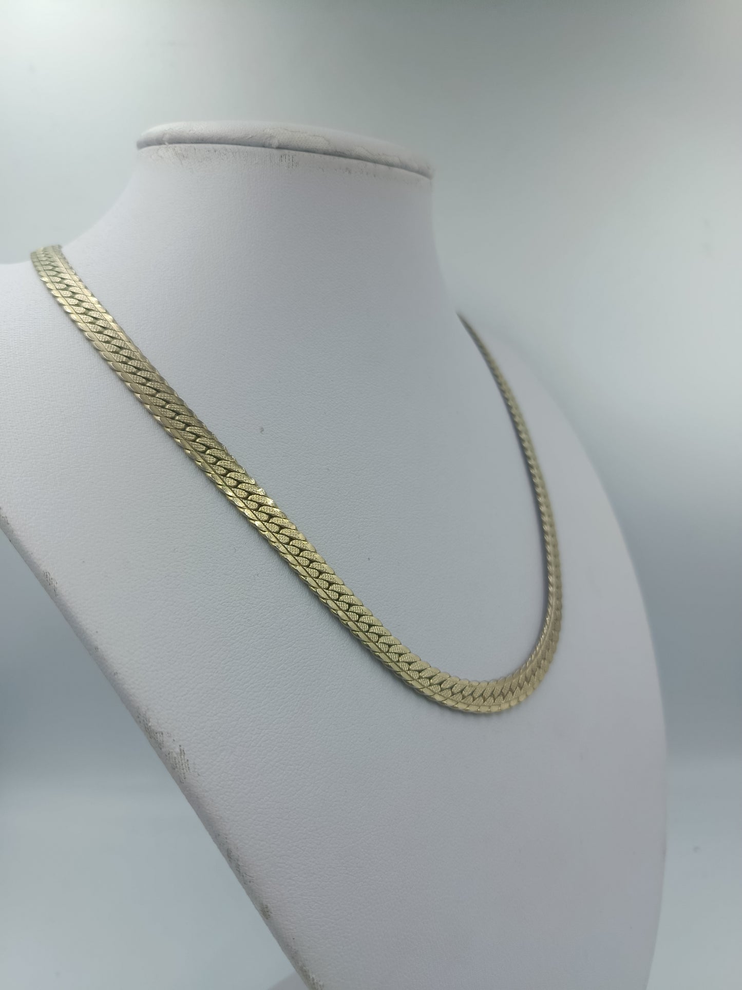 Vergoldete Halskette im Schlangen Design mit Strukturmuster