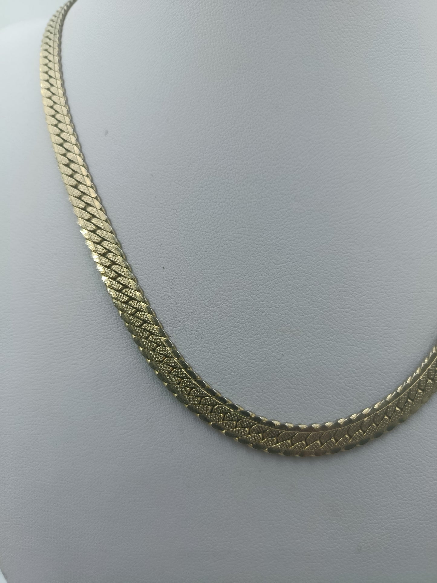 Vergoldete Halskette im Schlangen Design mit Strukturmuster