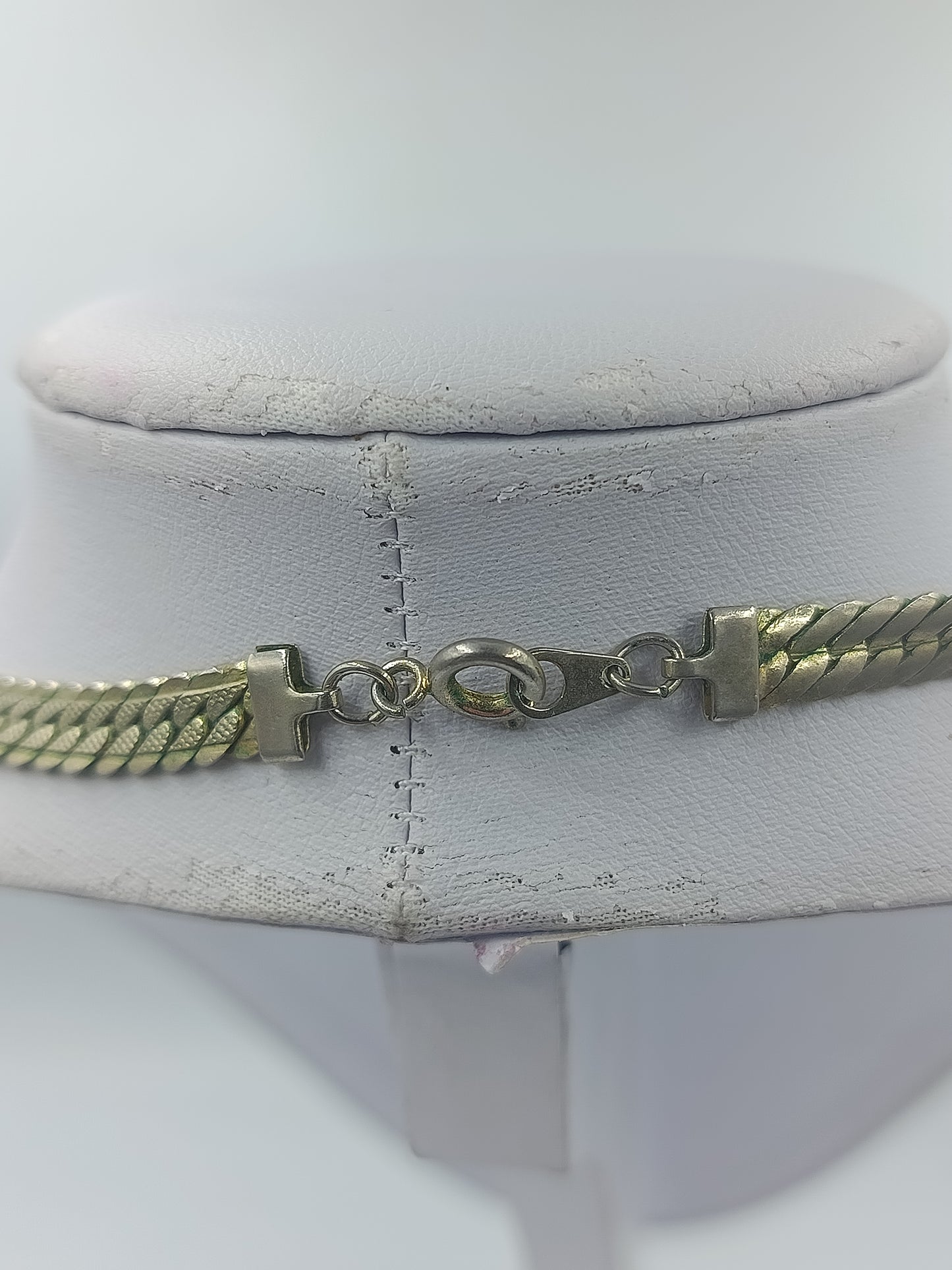 Vergoldete Halskette im Schlangen Design mit Strukturmuster