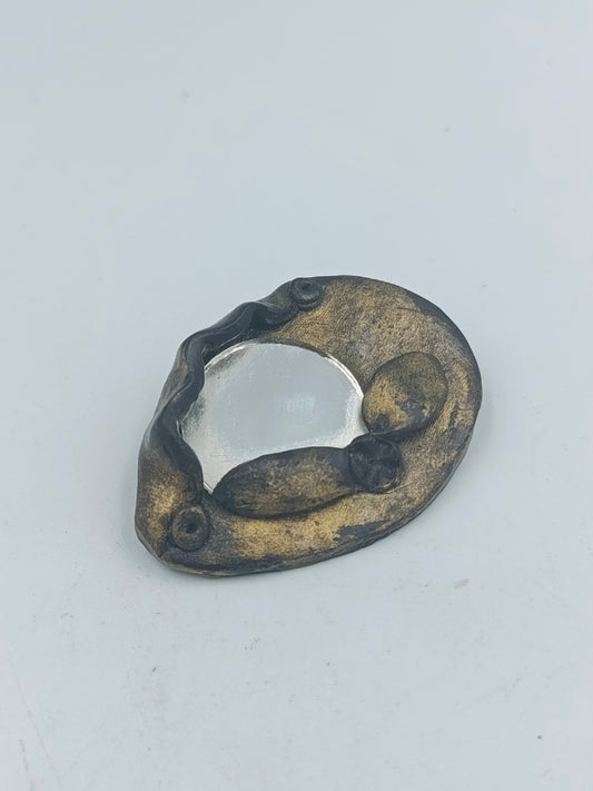 Bronze goldene Brosche mit Glasstein im Vintage Design