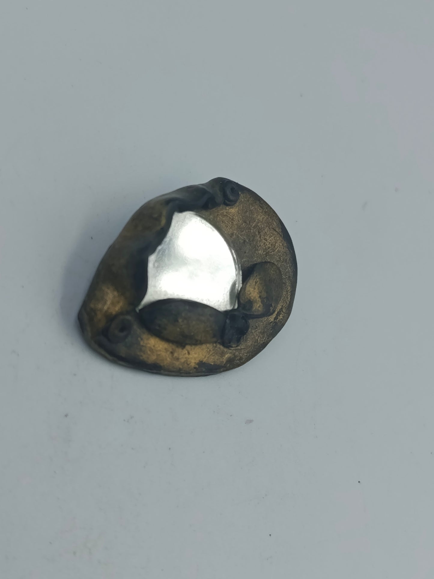 Bronze goldene Brosche mit Glasstein im Vintage Design