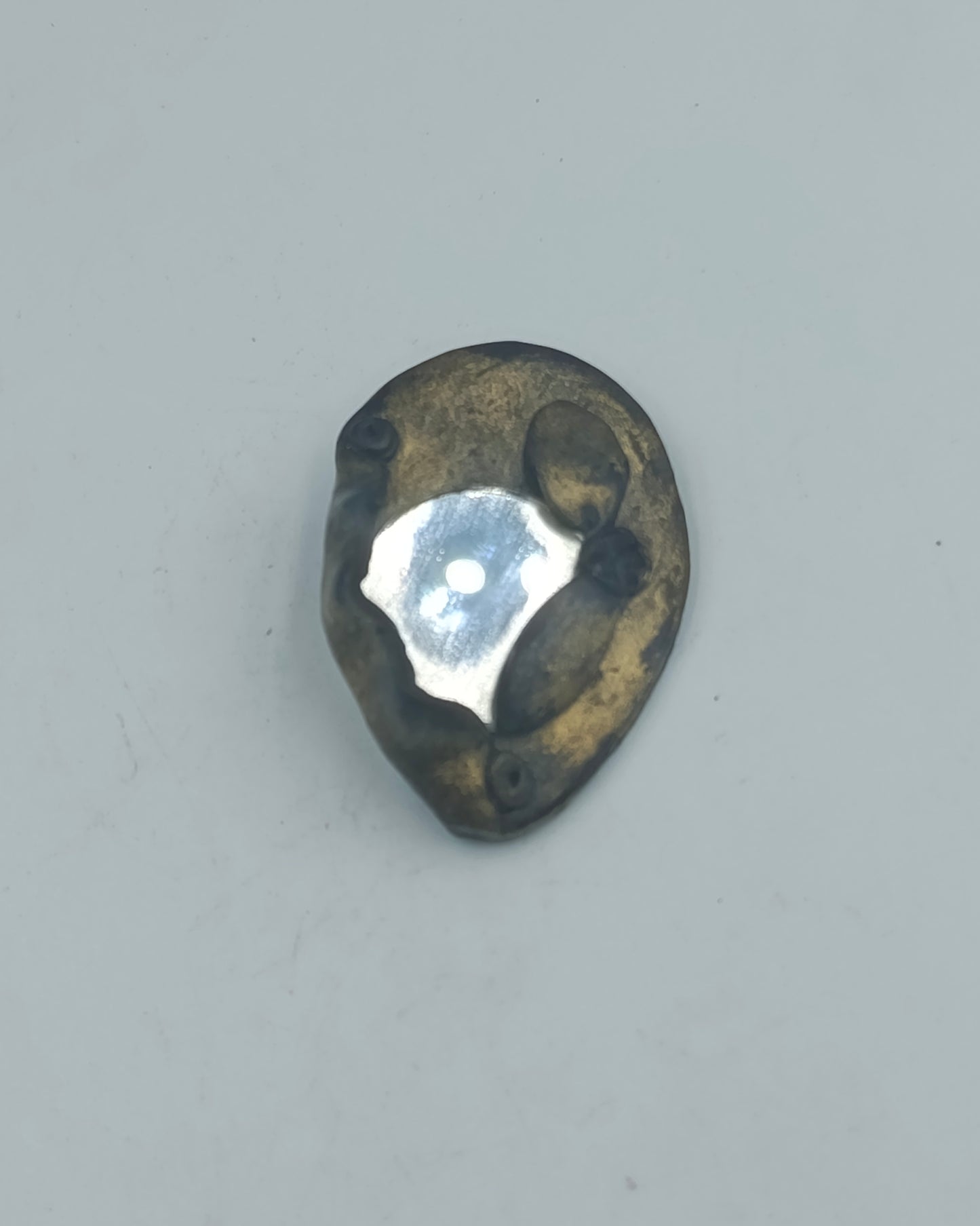 Bronze goldene Brosche mit Glasstein im Vintage Design