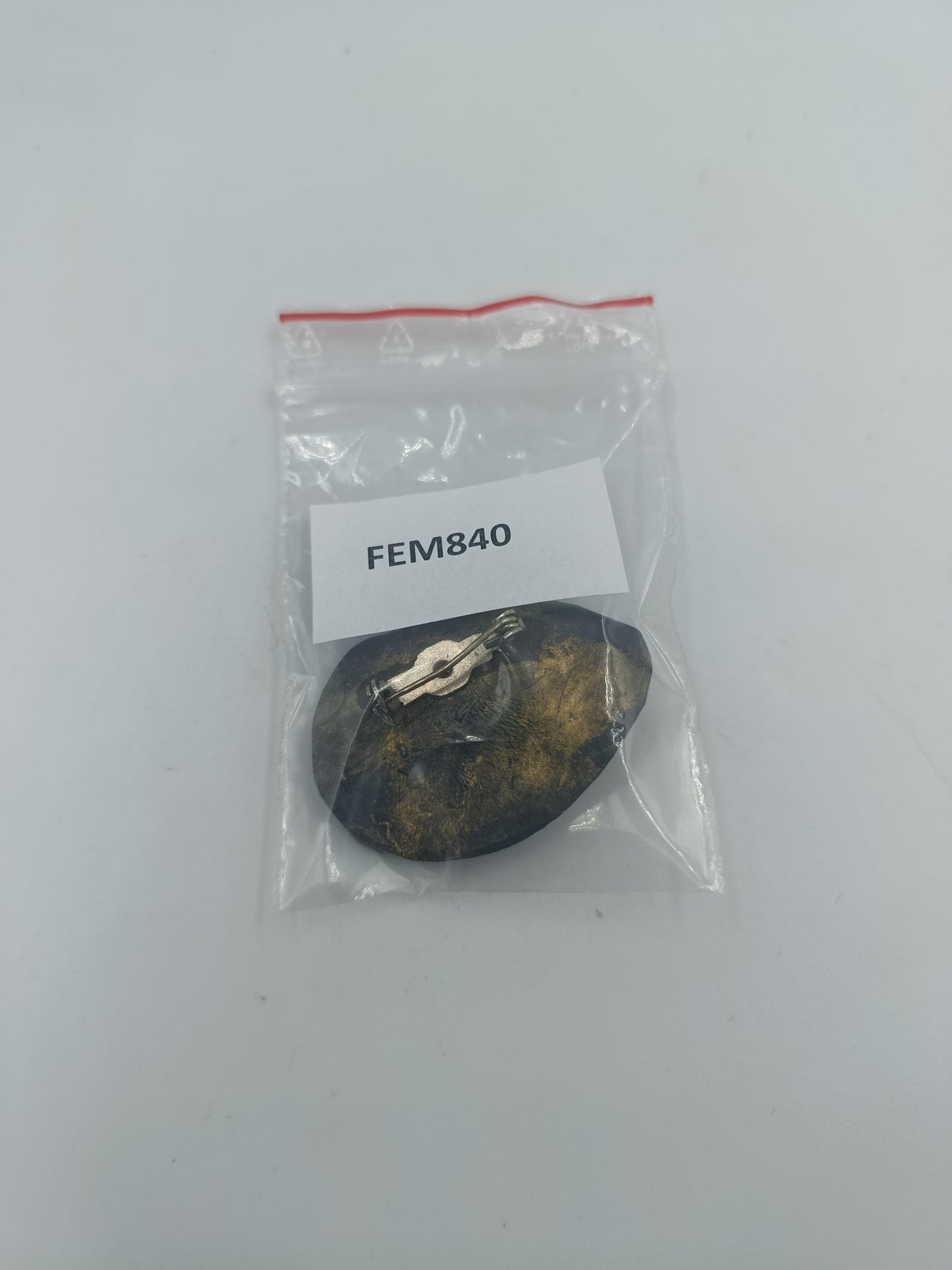 Bronze goldene Brosche mit Glasstein im Vintage Design