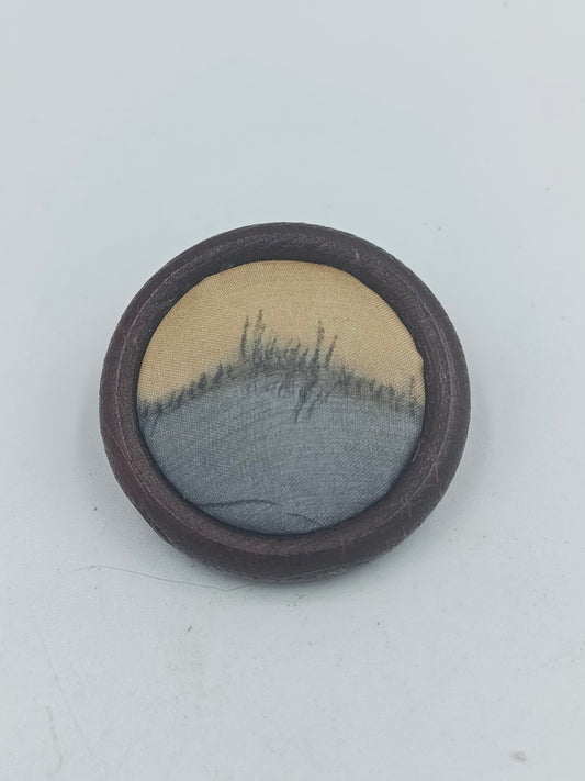 Runde Brosche mit Stoffmuster und Holzrahmen im Vintage Stil
