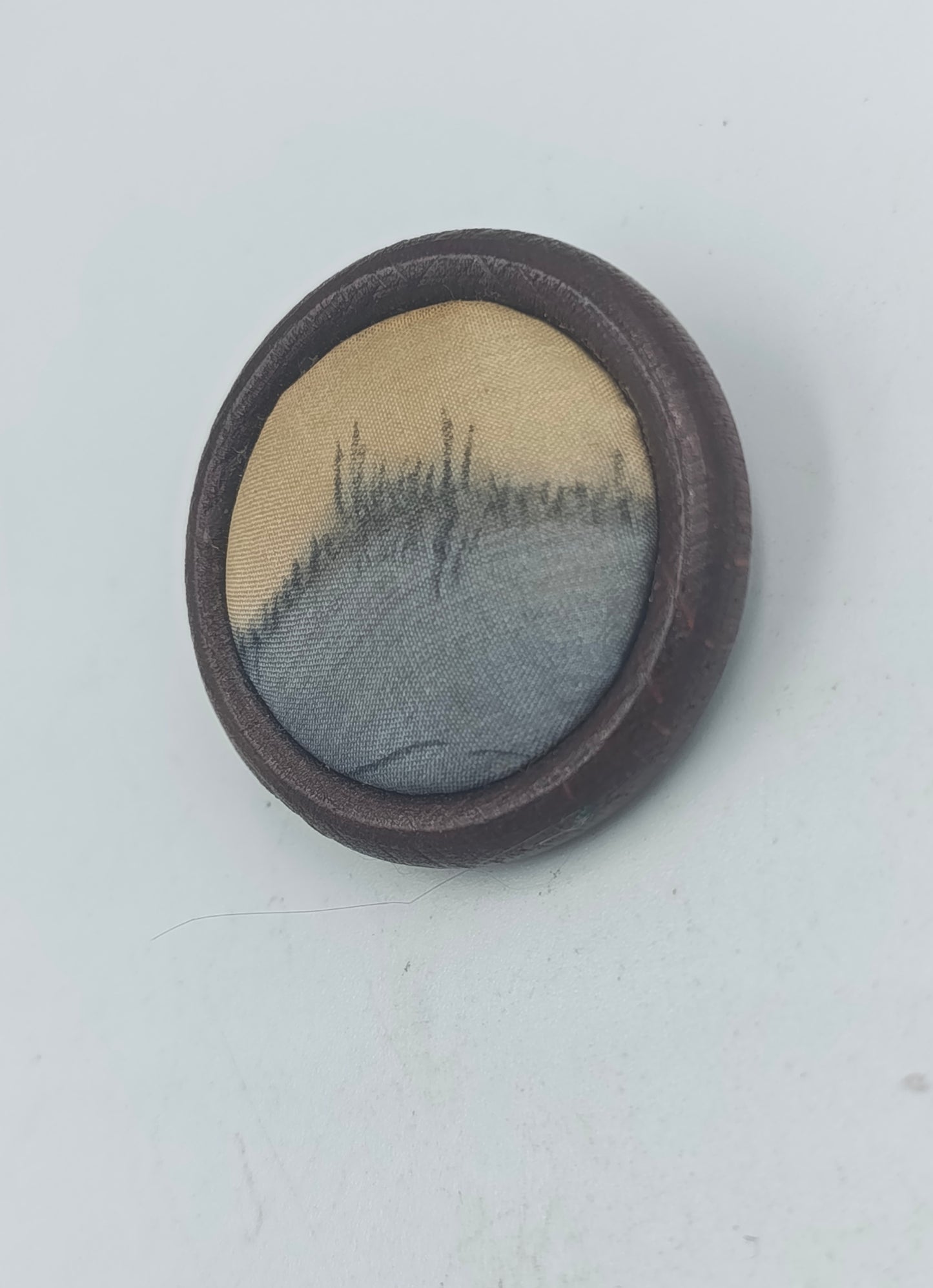 Runde Brosche mit Stoffmuster und Holzrahmen im Vintage Stil