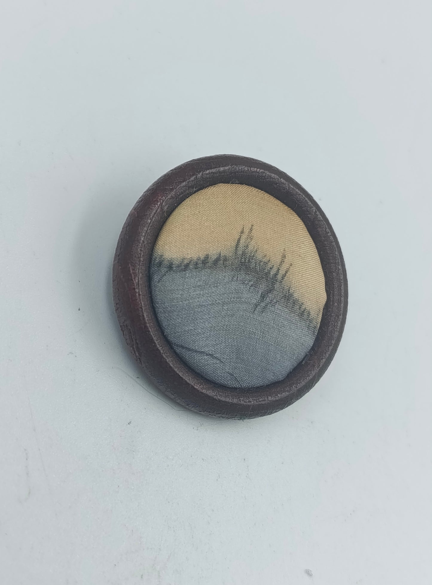 Runde Brosche mit Stoffmuster und Holzrahmen im Vintage Stil