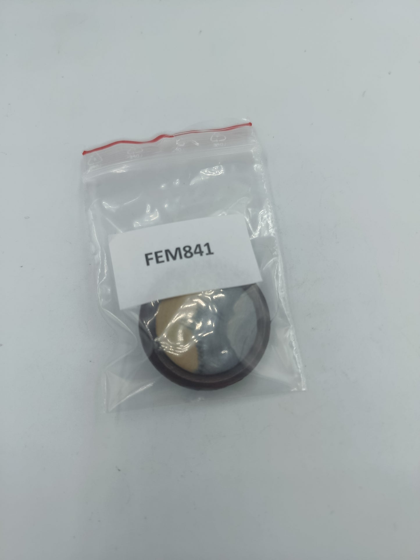 Runde Brosche mit Stoffmuster und Holzrahmen im Vintage Stil