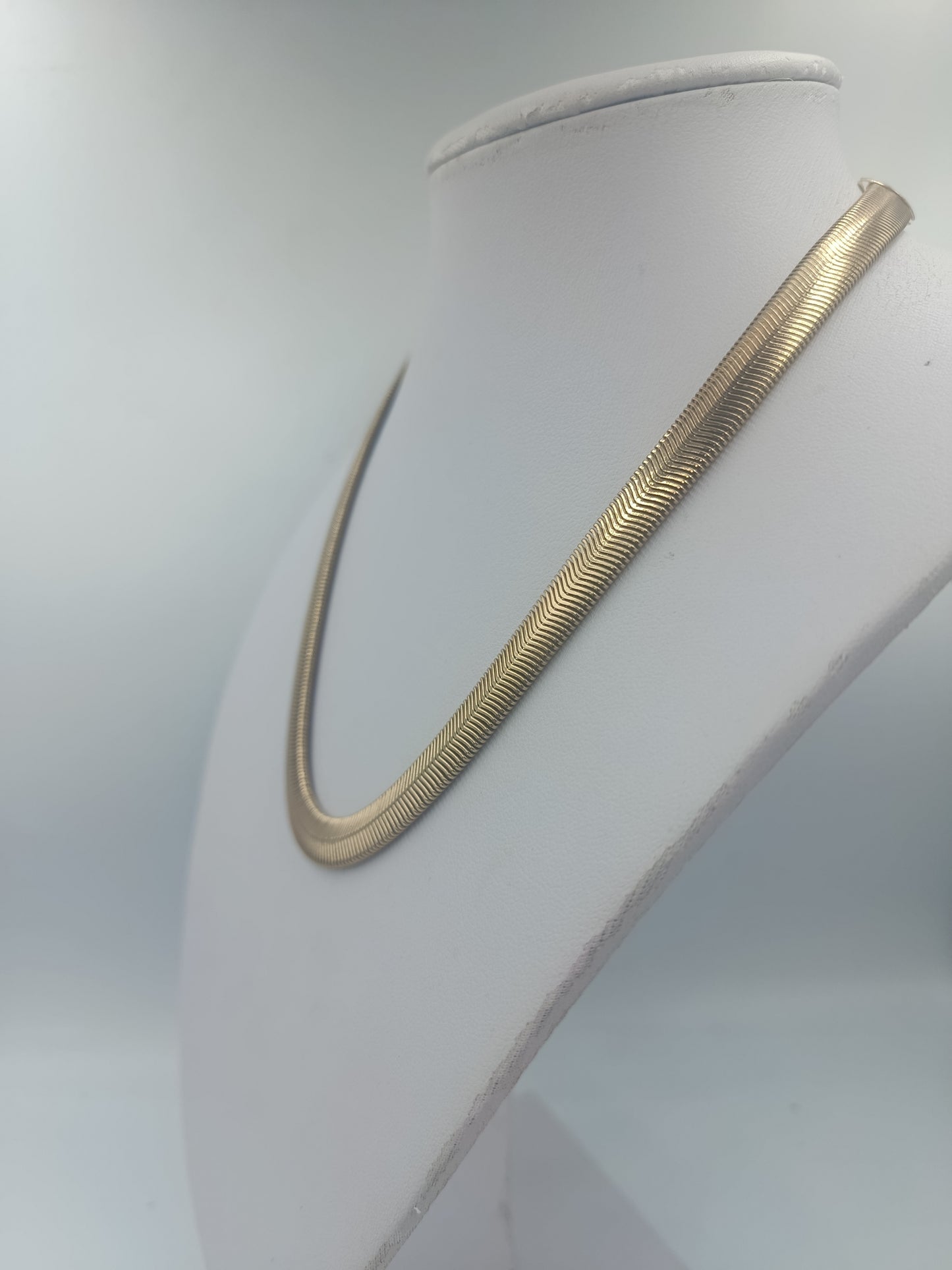 Vergoldete Schlangen Kette mit Glanzfinish im eleganten Design