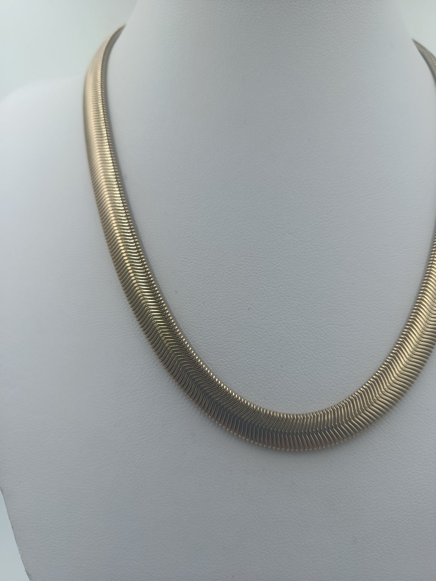 Vergoldete Schlangen Kette mit Glanzfinish im eleganten Design