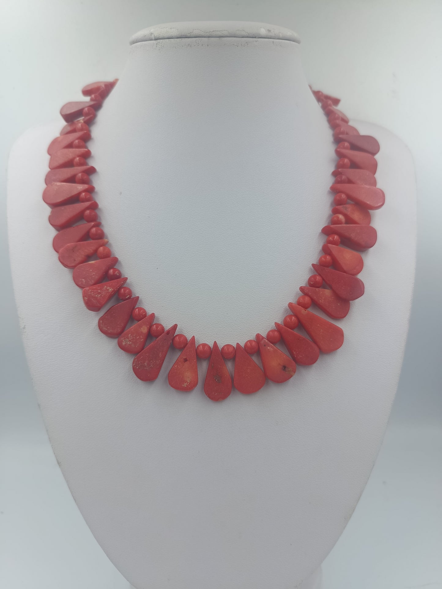 Rote Statementkette mit tropfenförmigen Elementen im Ethno Stil