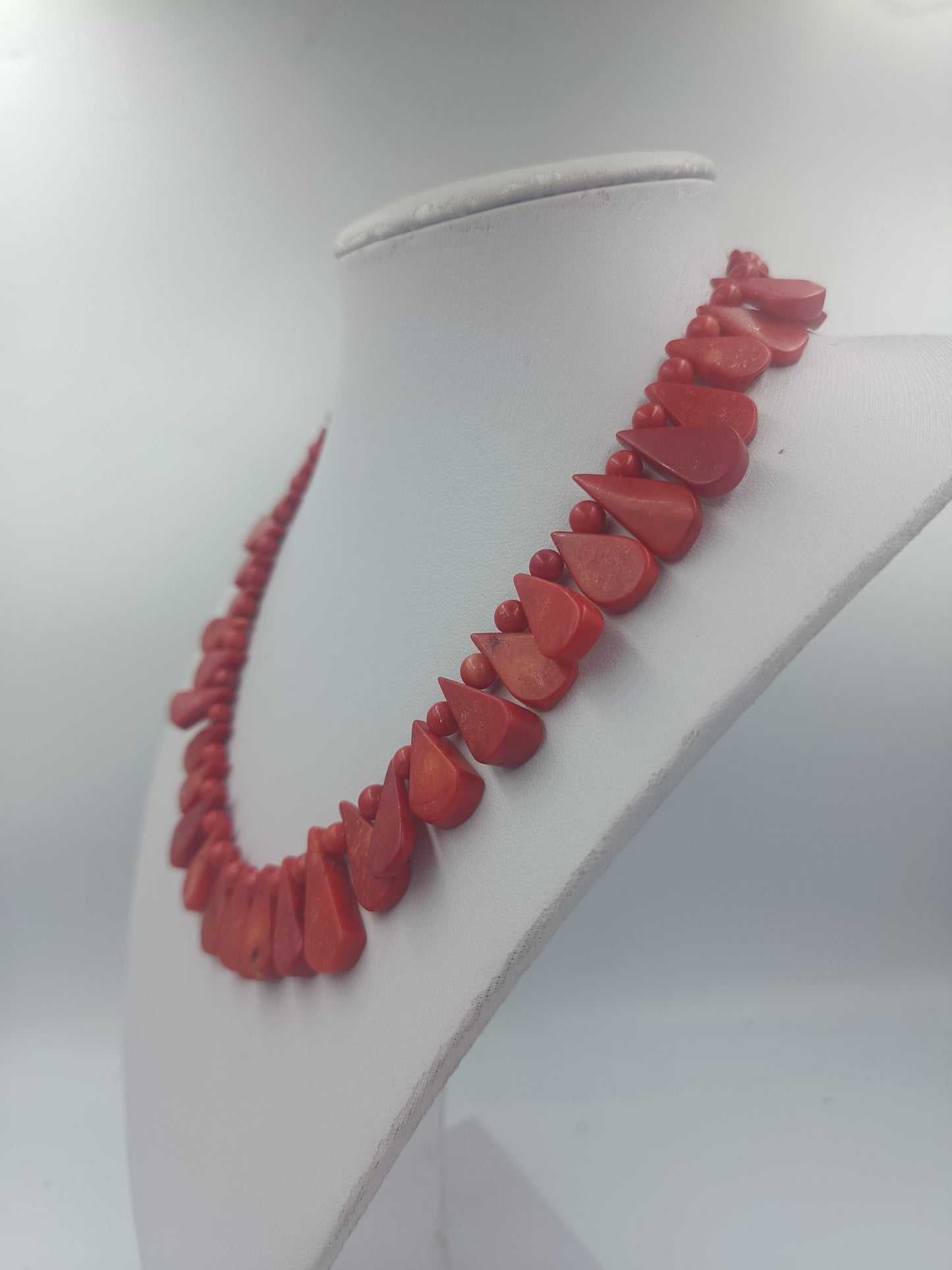 Rote Statementkette mit tropfenförmigen Elementen im Ethno Stil