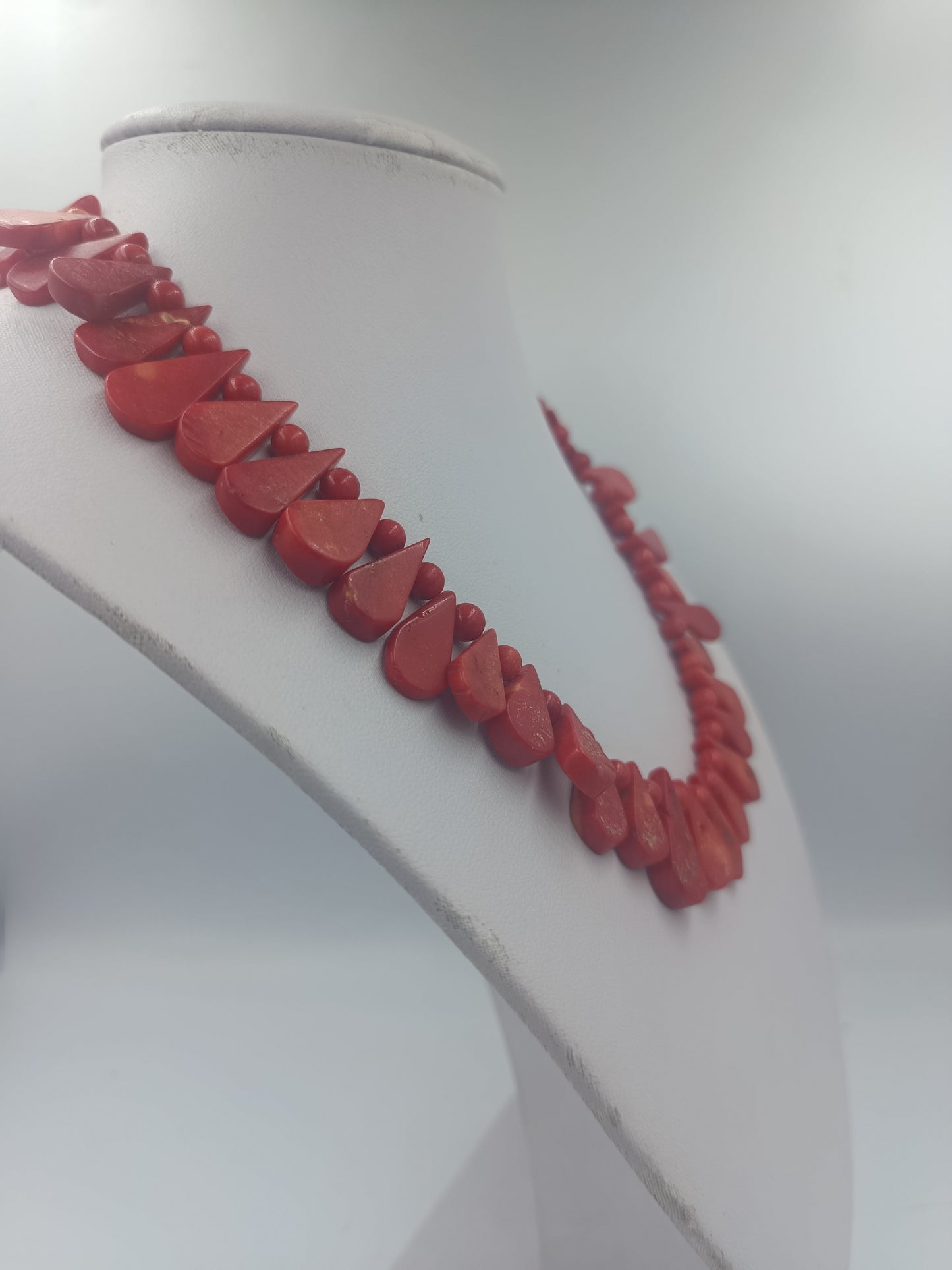 Rote Statementkette mit tropfenförmigen Elementen im Ethno Stil