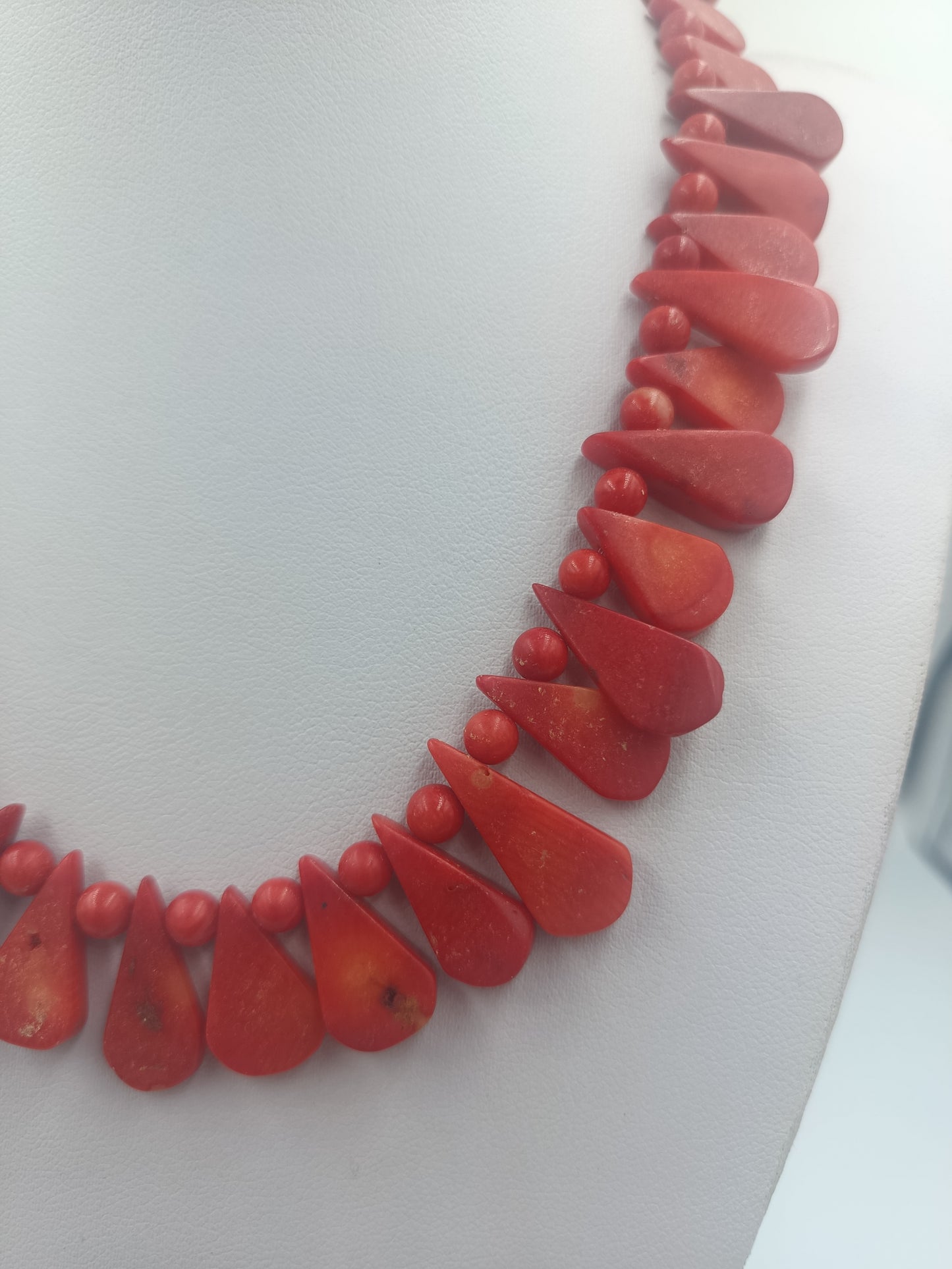 Rote Statementkette mit tropfenförmigen Elementen im Ethno Stil