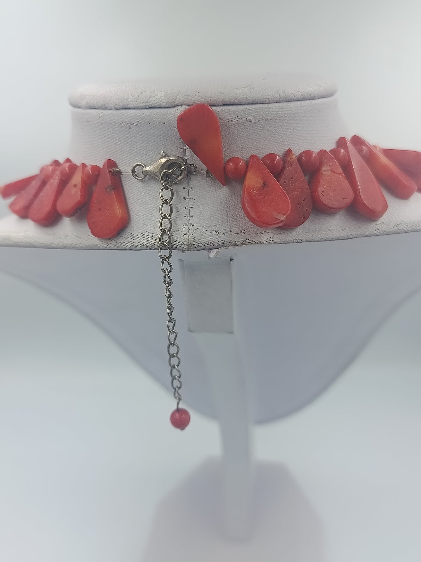 Rote Statementkette mit tropfenförmigen Elementen im Ethno Stil