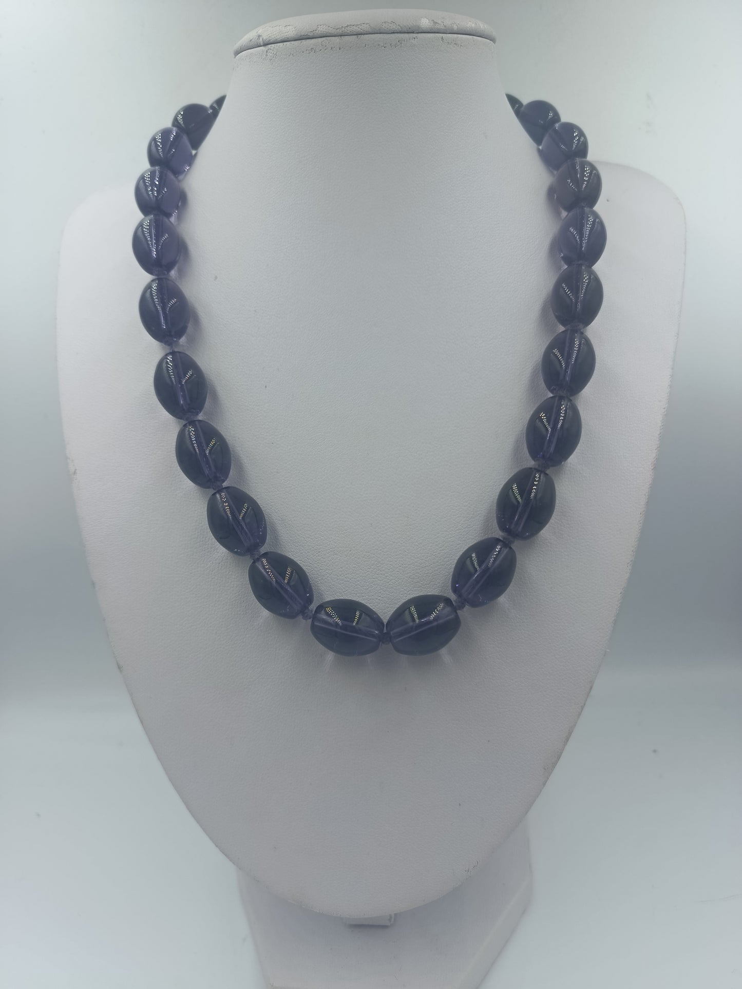 Dunkelviolette Statementkette mit ovalen Glasperlen im Retro Stil