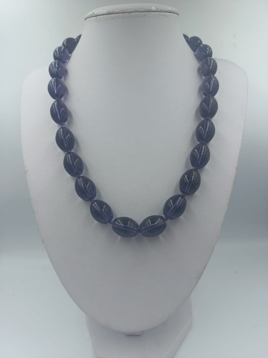 Dunkelviolette Statementkette mit ovalen Glasperlen im Retro Stil
