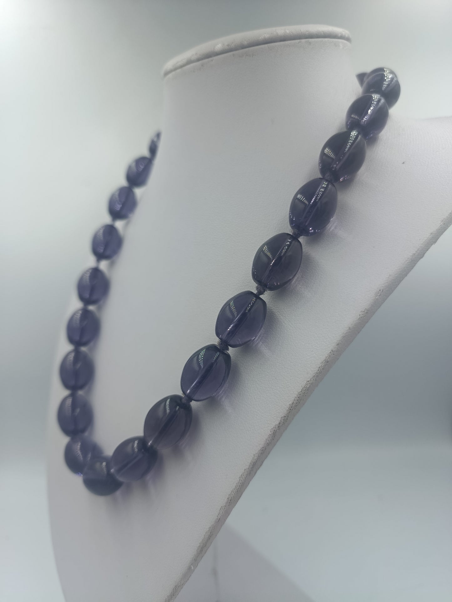 Dunkelviolette Statementkette mit ovalen Glasperlen im Retro Stil